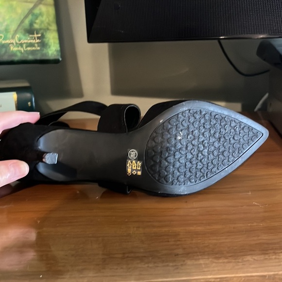 8.  Chinese Laundry Micro Suede Heels in Black, Size 9M - Picture 8 of 16